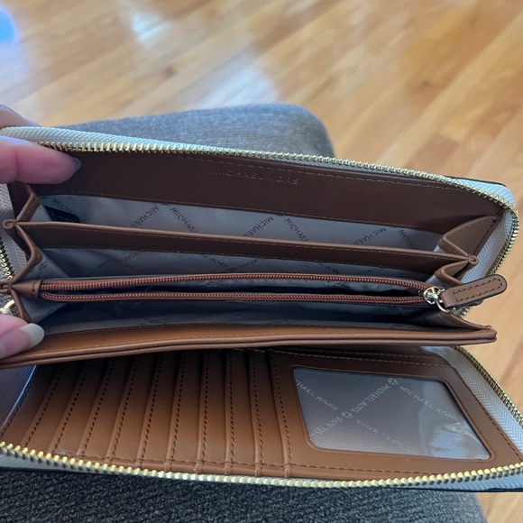 Michael Kors Signature Shoulder Bag & Large Logo Wristlet - Picture 7 of 7